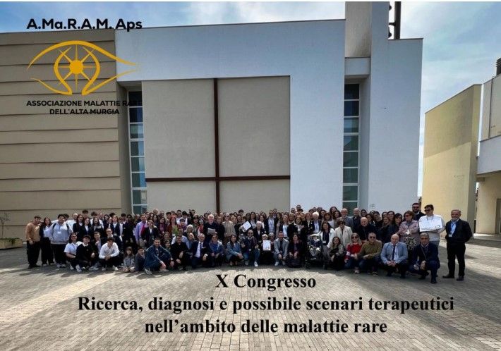 Una foto di gruppo dei partecipanti al decimo congresso dell’AMaRAM dal titolo “Ricerca, diagnosi e possibili scenari terapeutici nell’ambito delle malattie rare”, tenutosi ad Altamura (Bari) il 6 aprile 2024.