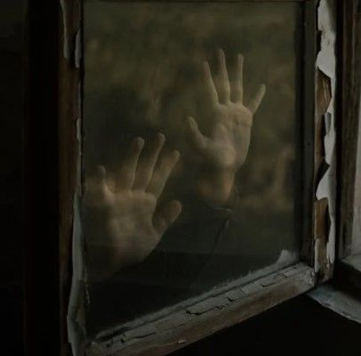 Una foto ritrae i palmi di due mani poggiati sul vetro di una finestra dall’intelaiatura scrostata (foto di Gül Işık su Pexels).