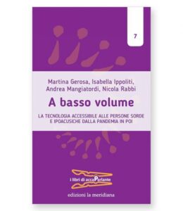 La copertina dell’opera “A basso volume. La tecnologia accessibile alle persone sorde e ipoacusiche dalla pandemia in poi” contiene gli estremi della pubblicazione, ed è illustrata col disegno stilizzato di un’ammonite su sfondo viola.