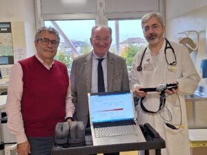 Un momento della donazione dei nuovi dispositivi portatili al reparto di Pneumologia dell’Ospedale di Belluno da parte della sezione AISLA locale.