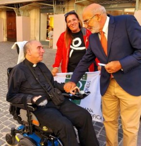 Il professor Mario Sabatelli (a destra), coordinatore della nuova Commissione Medico Scientifica dell’AISLA, assieme ad alcuni volontari dell’Associazione.