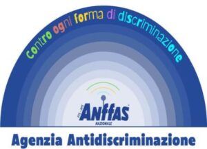 Il logo dell’Agenzia Nazionale ANFFAS Antidiscriminazione è costituito da una serie di semicerchi concentrici con diverse tonalità di azzurro. Sul semicerchio più esterno figura la scritta di diversi colori “Contro ogni forma di discriminazione”.