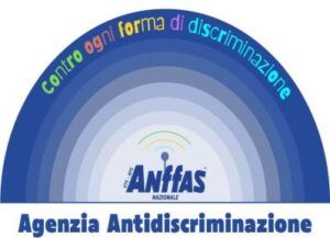 Il logo dell’Agenzia Nazionale ANFFAS Antidiscriminazione è costituito da una serie di semicerchi concentrici con diverse tonalità di azzurro. Sul semicerchio più esterno figura la scritta di diversi colori “Contro ogni forma di discriminazione”.