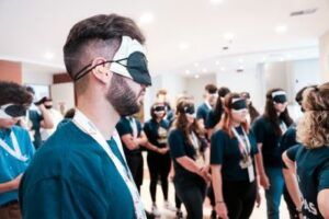 Un momento del Meeting dei Giovani ANPAS dedicato al tema dell’approccio alle persone con disabilità in situazioni di emergenza. Sono ritratte diverse persone bendate (immagine tratta da questo link).