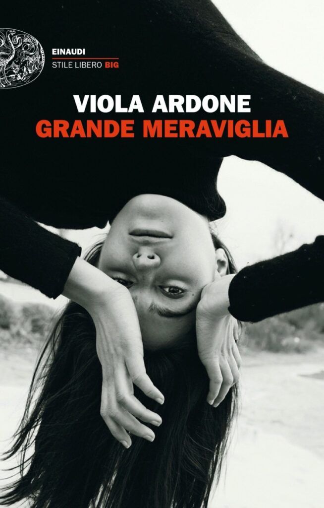 La copertina di “Grande meraviglia”, l’ultima opera di Viola Ardone, è illustrata con la foto in bianco e nero del busto di una ragazza ritratta a testa in giù.