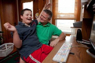 Un ragazzo con disturbo dello spettro autistico insieme al padre