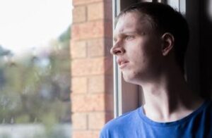 Un giovane adulto con disturbo dello spettro autistico.