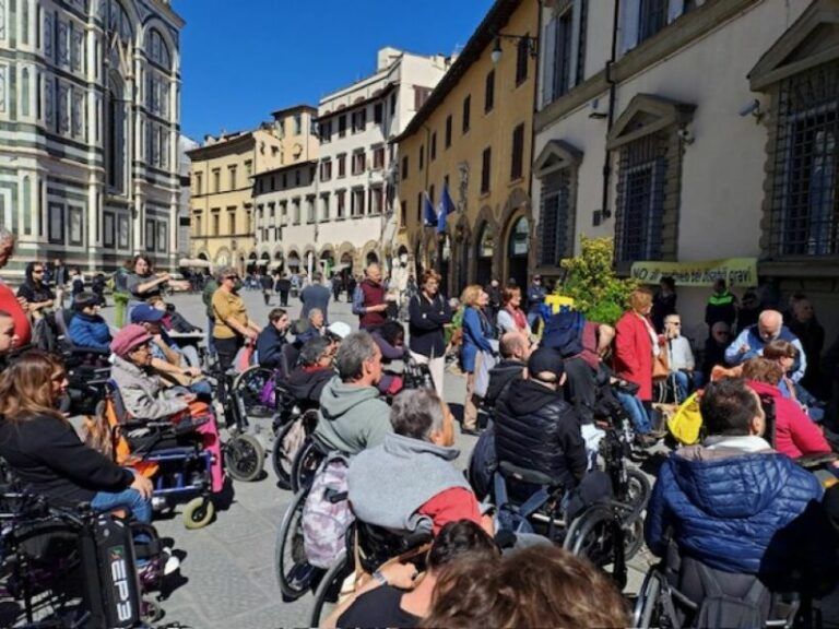 Un’immagine del presidio di protesta indetto dall’Associazione AVI Toscana in difesa dei servizi per la Vita Indipendente (Firenze, 20 marzo 2024).