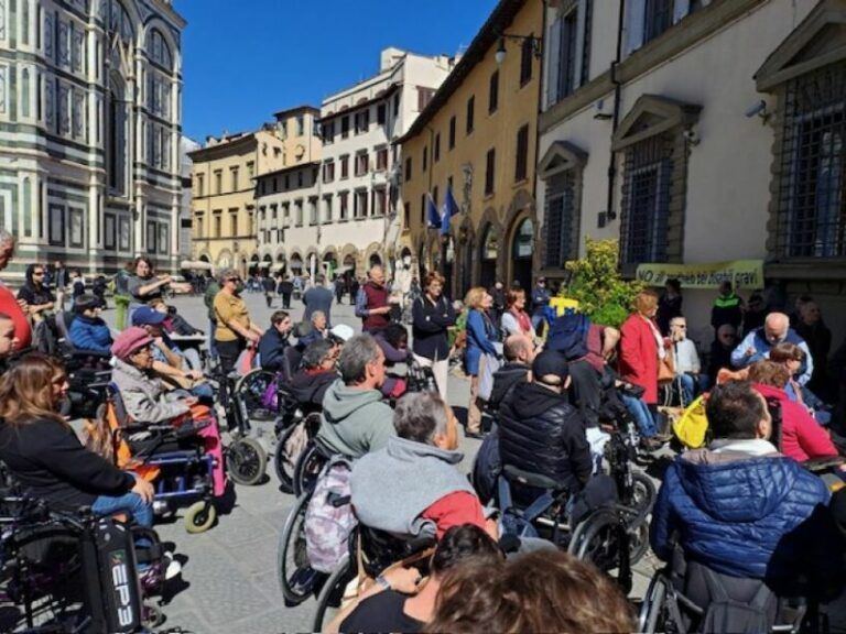 Un’immagine del presidio di protesta indetto dall’Associazione AVI Toscana in difesa dei servizi per la Vita Indipendente (Firenze, 20 marzo 2024).