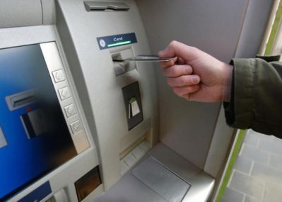 Una persona utilizza uno sportello Bancomat.