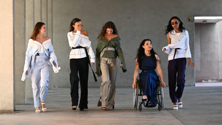 Alcune modelle con e senza disabilità indossano gli abiti della collezione “Adaptive” 2022 di Iulia Barton.