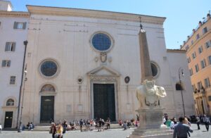 La facciata della Basilica di Santa Maria sopra Minerva a Roma, una delle opere audiodescritte nell’àmbito del progetto Talking Italy© promosso dall’Associazione Blindsight Project.