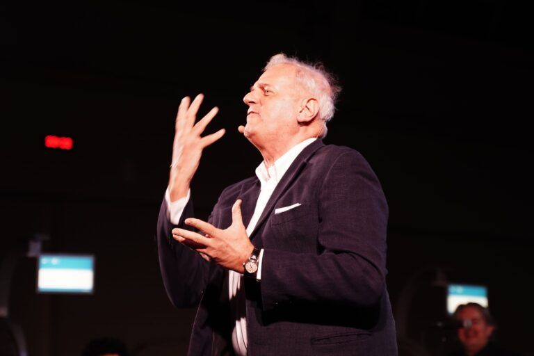 Un momento dell’esibizione del comico Enrico Bertolino a “Uno SLAvadent alla SLA” (Uno schiaffo alla SLA), l’evento solidale per sostenere la ricerca sulla SLA del Centro Clinico NeMO di Milano.
