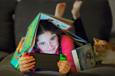 Una bambina impegnata con un videogioco.