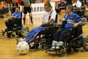 Una partita di calcio in carrozzina (wheelchair football), giocata da persone con malattie neuromuscolari.