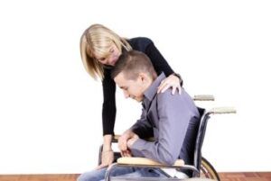 Una caregiver familiare insieme al figlio con grave disabilità.