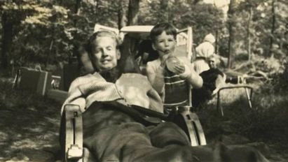 Una foto di Robin Cavendish del 1961, sulla sua “Sedia Cavendish”, insieme al figlio Jonathan.