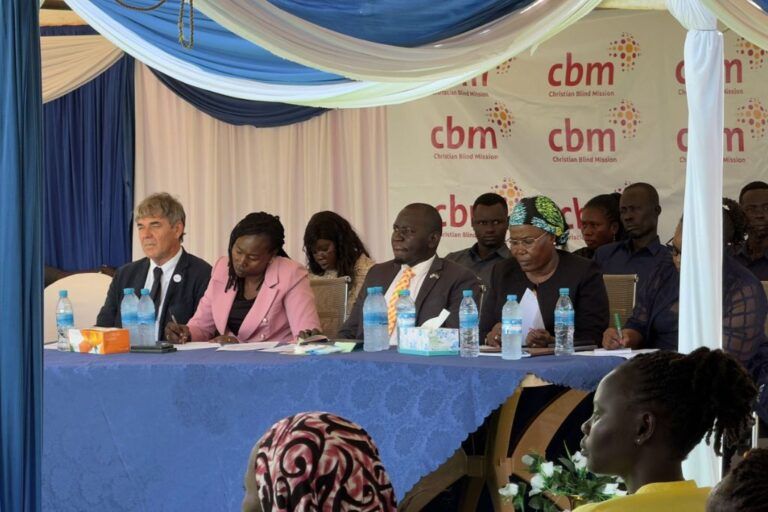 Un momento dell’inaugurazione del primo reparto oculistico pediatrico del Sud Sudan, a Juba, presso Buluk Eye Centre (BEC), alla presenza dei rappresentanti delle Organizzazioni coinvolte nel progetto e delle autorità locali, l’11 settembre 2024 (fonte: CBM Italia).