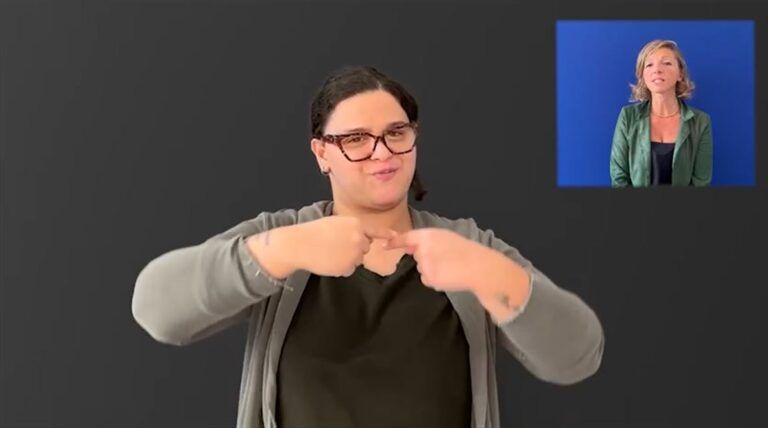 Un fotogramma del video di sensibilizzazione nella lingua dei segni italiana e sottotitolato, realizzato nell’àmbito di “Segni di aiuto”, un progetto promosso dal Centro Antiviolenza del Comune di Bari, e specificamente rivolto a donne sorde vittime di violenza.
