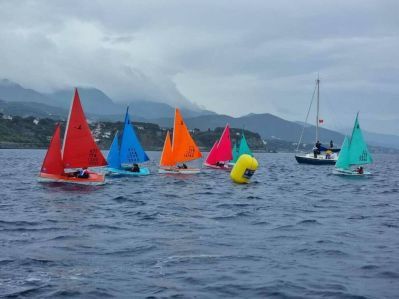 Barche "Hansa 303" in navigazione di fronte a Chiavari