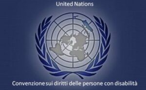 Un’elaborazione grafica dedicata alla Convenzione delle Nazioni Unite sui Diritti delle Persone con Disabilità, che dal 2009 è Legge dello Stato Italiano, reca al centro il logo dell’Organizzazione delle Nazioni Unite