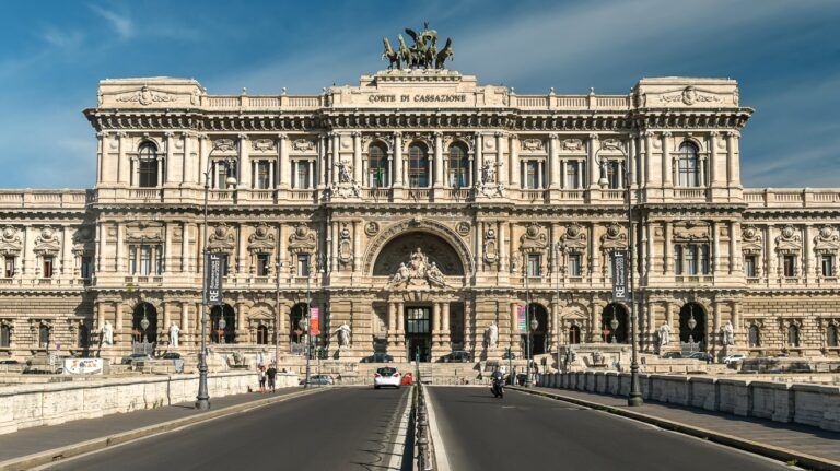 La facciata anteriore del palazzo in cui ha sede la Corte Suprema di Cassazione, a Roma.