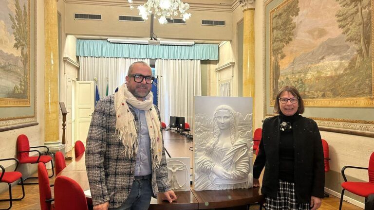 Paola Maccioni, presidente del Lions Club Genuri Sardinia Cyber Work, e Matteo Franconi, sindaco di Pontedera, con le riproduzioni in 3D della Gioconda e dell’Uomo Vitruviano di Leonardo da Vinci.
