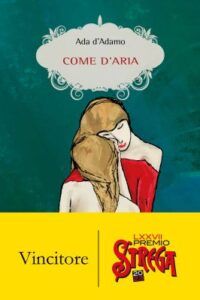 La copertina del libro “Come d’aria” di Ada D’Adamo, vincitore del 77° Premio Strega, è illustrata con disegno di una madre che abbraccia sua figlia.