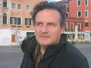 Un primo piano del compositore Fabrizio De Rossi Re.