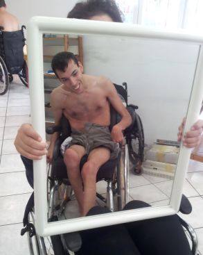 Diego, animatore con disabilità del "Progetto Calamaio" di Bologna, esplora la propria immagine allo specchio