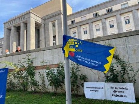 Le bandiere dell’Associazione Diritti alla Follia sventolano davanti al Tribunale di Cagliari in uno dei precedenti presìdi organizzati in occasione delle precedenti udienze del processo contro il professor Gigi Monello.