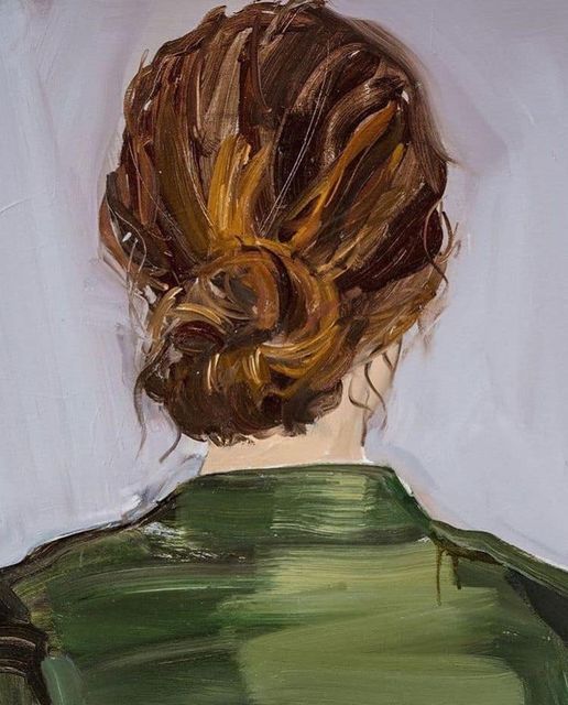 Una donna ritratta di spalle con i capelli raccolti in uno chignon.