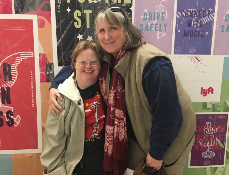 Una donna con sindrome di Down e la sua caregiver.