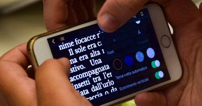Particolare delle mani di una persona che utilizza un e-book (libro digitale) con diverse funzioni personalizzabili (ingrandimento, contrasto, scorrimento, ecc.) che facilitano la fruizione del testo (fonte: sito Fondazione LIA – Libri Italiani Accessibili).
