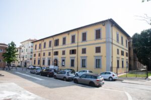La facciata della palazzina posta in piazza XXIV luglio, nel centro storico di Empoli, in cui sono ospitati il condominio solidale Freedom e la Smart Home inaugurati il 17 giugno 2023.