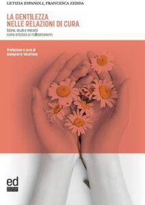 La copertina dell’opera “La gentilezza nelle relazioni di cura. Storie, studi e metodo come antidoto ai maltrattamenti” è illustrata con due mani riunite e coi pami rivolti verso l’alto su cui sono posate delle margherite bianche.
