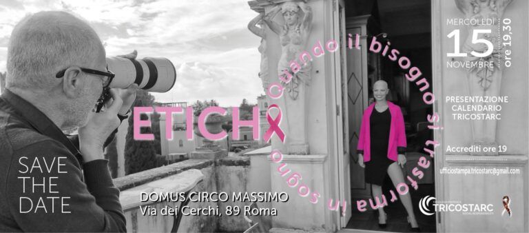 Il banner dell’evento di presentazione del Calendario Tricostarc 2024, che si terrà a Roma, il prossimo 15 novembre, è illustrato con il fotografo Gianmarco Chieregato che ritrae una sorridente modella senza capelli mentre esce dalla porta di un palazzo d’epoca.