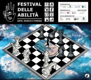 L’immagine scelta per illustrare l’edizione 2023 del Festival dell’abilità è una scacchiera posta tra le nuvole, sulla quale sono presenti 10 pezzi degli scacchi (5 bianchi e 5 neri, in rappresentanza dei diversi sensi). Al centro della scacchiera, un uomo in miniatura cammina come un funambolo su un filo che disegna la scritta viaggio.