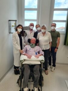 Dietro ad Attilio Fornoni, da sinistra, Federica Cozza, che coordina il Servizio Optometrico del Centro Clinico NEMO di Milano, il medico oculista Danilo Mazzacane, Luca Munari, direttore sanitario di NEMO Lab, la signora Elvira ed Eliano, moglie e figlio di Attilio Fornoni.