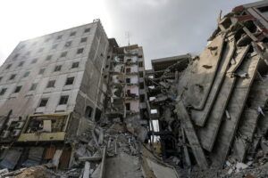 Un edifico bombardato sulla Striscia di Gaza (fonte: ANSA).