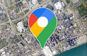 L’icona di Google Maps a forma di coccia colorata è posizionata su un’area urbana ripresa dal satellite.