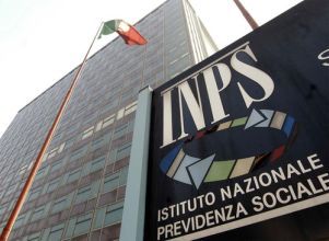 Una delle sedi INPS con la targa ed il logo dell’Istituto che la identifica.
