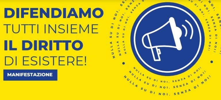 Il banner della “Manifestazione Difendiamo tutti insieme il diritto di esistere!” prevista per il 16 aprile 2024. Esso è illustrata con il logo stilizzato di un megafono e lo slogan “Nulla su di noi, senza di noi”.