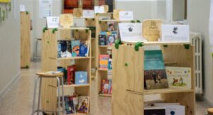 Gli scafali di libri accessibili della biblioteca itinerante allestita nell’ambito del progetto Lettori alla Pari.