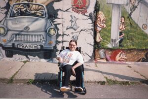 Un’immagine di Enrico Lombardi davanti al Muro di Berlino, nel 2002.