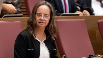 Mar Galcerán, deputata del Parlamento spagnolo, tra i banchi delle “Cortes”.