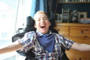 David McConnell, un giovane inglese con grave disabilità, in un’immagine che ben ne rappresenta la volontà di essere protagonista della propria vita.