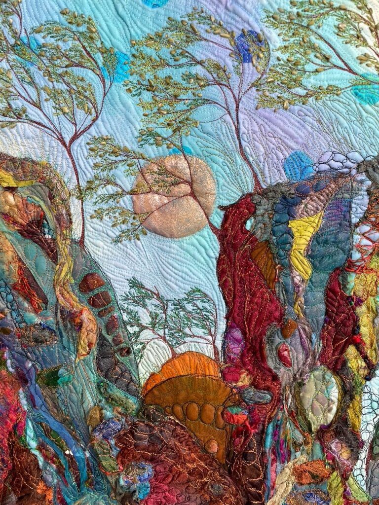 Opera policroma di Michelle Mischkulnig, artista del tessile australiana, realizzata con l’impiego di stoffe e fili di diversa consistenza. Essa raffigura un crepaccio tra due rilievi ed alcuni alberi esili piegati dal vento. Al centro dell’opera un pallido sole.