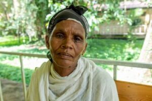 Mulu, mamma e nonna etiope, è guarita dal tracoma, grazie a un intervento eseguito con successo in una struttura sanitaria del suo Paese