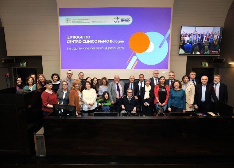 Il team degli operatori e delle operatrici coinvolti nell’edificazione del Centro Clinico NeMO di Bologna.